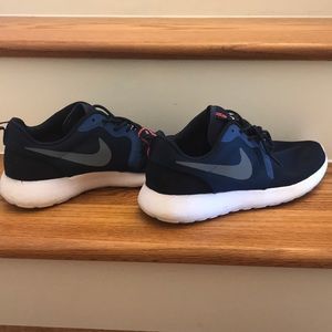Men’s Nike Roshe tennis shoes